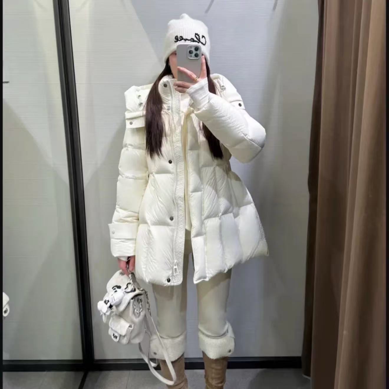 小蛮腰90白鹅绒新国标云感高奢连帽羽绒服