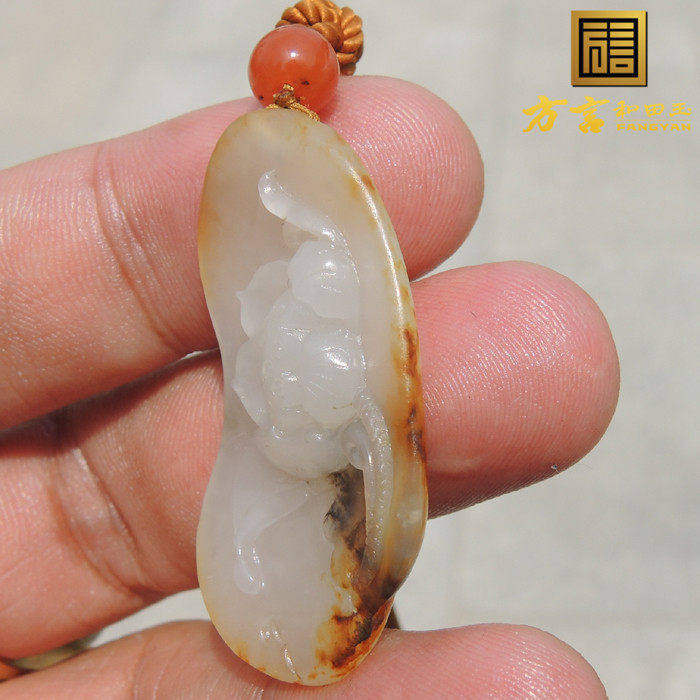 方言精品大漏仵楚英枣红洒金皮羊脂玉巧雕籽料牌子富贵牡丹吊坠F