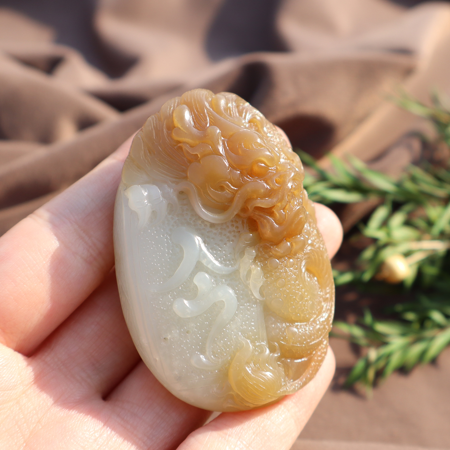 新疆且末糖白玉龙行天下手把件