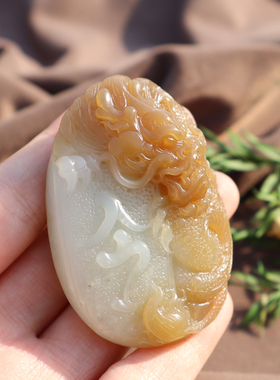 新疆且末糖白玉龙行天下手把件