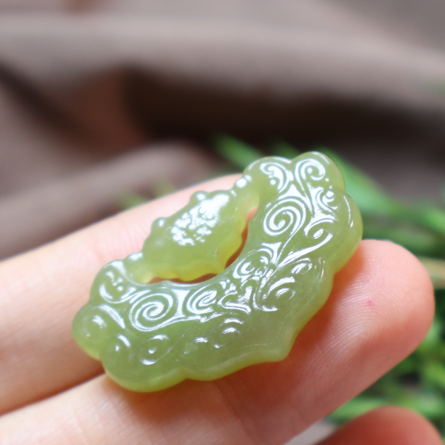 震惊了新疆且末料鸡油高脂高糯黄口老坑料精雕如意锁牌吊坠挂件A2