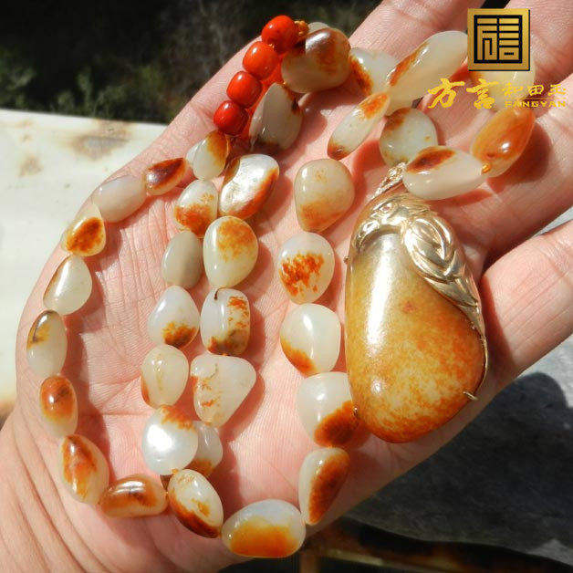 方言和田玉精品特色原生状金镶玉鹰配聚红皮羊脂玉籽料皮色项链F