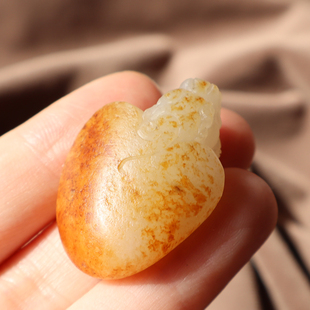 震惊方言品牌和田玉新疆老熟料红金皮白玉籽料精雕龙龟吊坠挂件A2