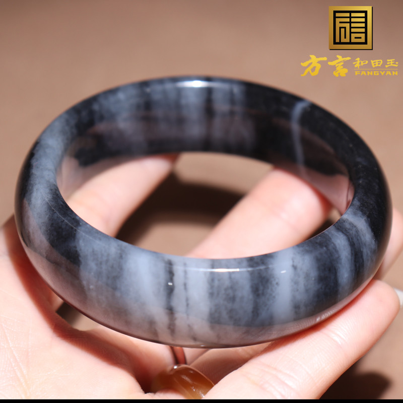 方言珍藏级和田玉新疆黑白分明老熟一线天青花籽料56mm正装手镯o2