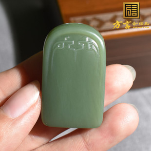 亏麻了方言品牌和田玉佩戴级籽料沙枣青豆青色平安无事牌子挂件R1