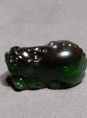 方言品牌和田玉收藏级俄罗斯老料红皮阳绿色无结构碧玉貔貅吊坠h2