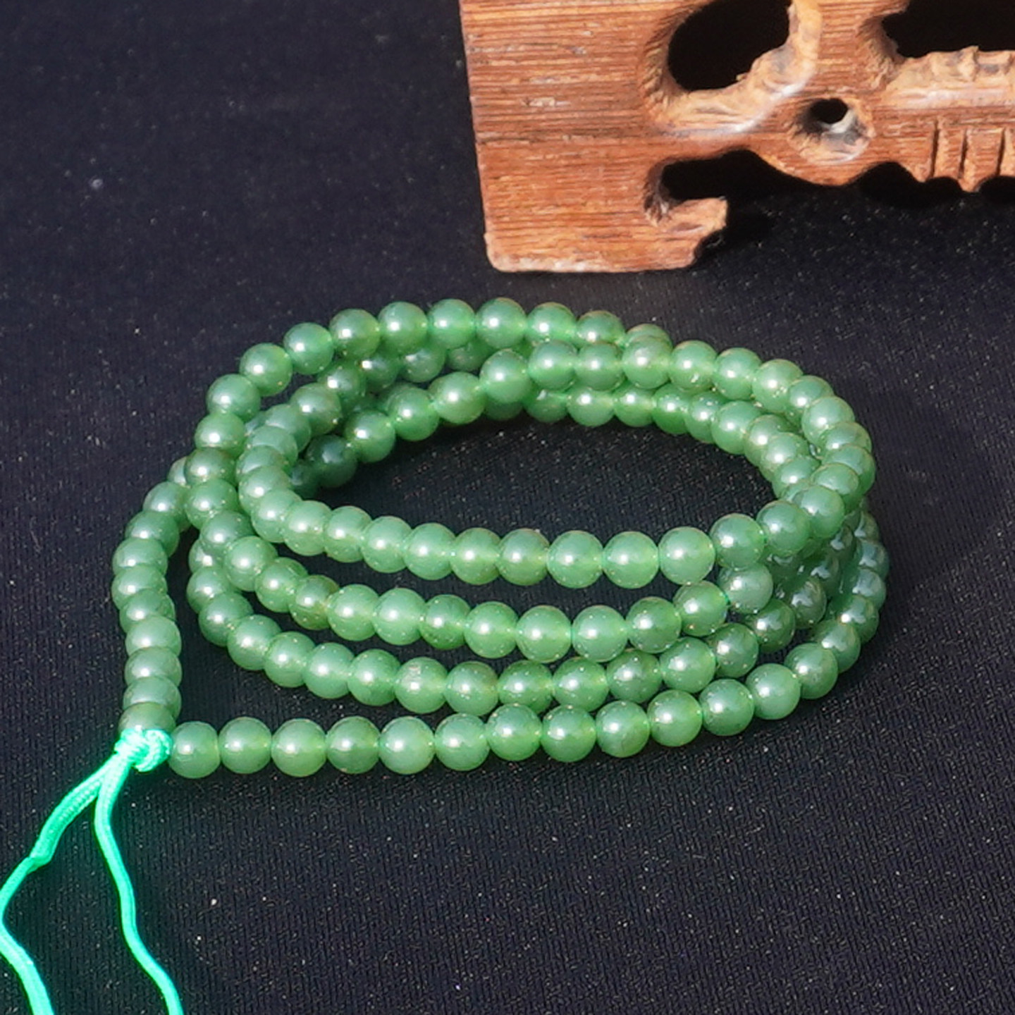 方言和田玉俄料细润果绿碧玉手串