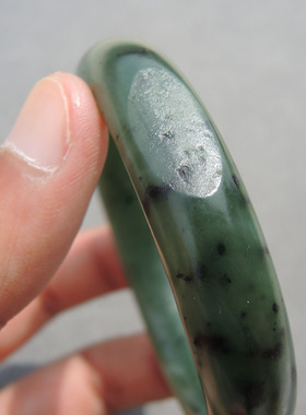 重磅方言和田玉精品推荐罕见玛纳斯碧玉籽料两处留毛孔55mm手镯S