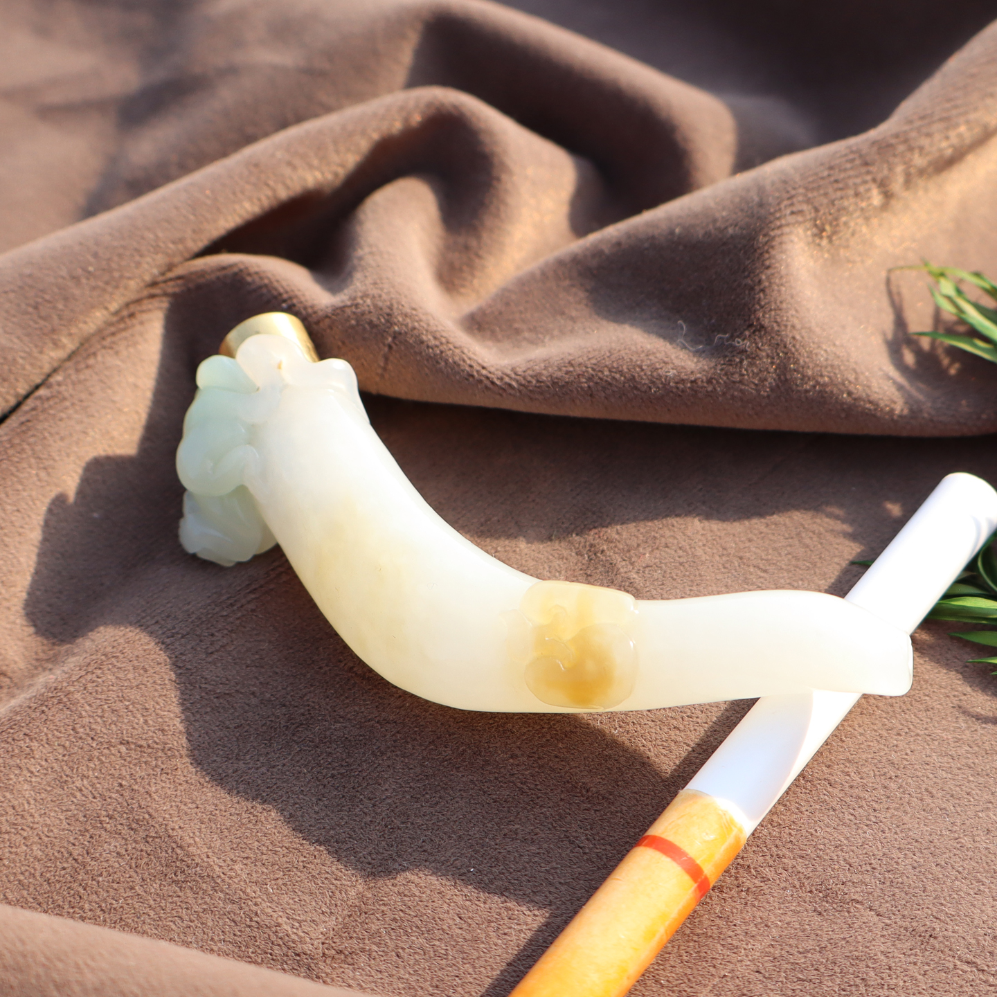 精品放漏方言俄罗斯老料油润细腻羊脂白玉带糖翠三色烟嘴手把件A2