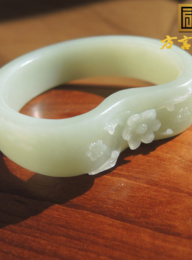 蓝玉籽料留有皮孔子雕刻苹果手镯