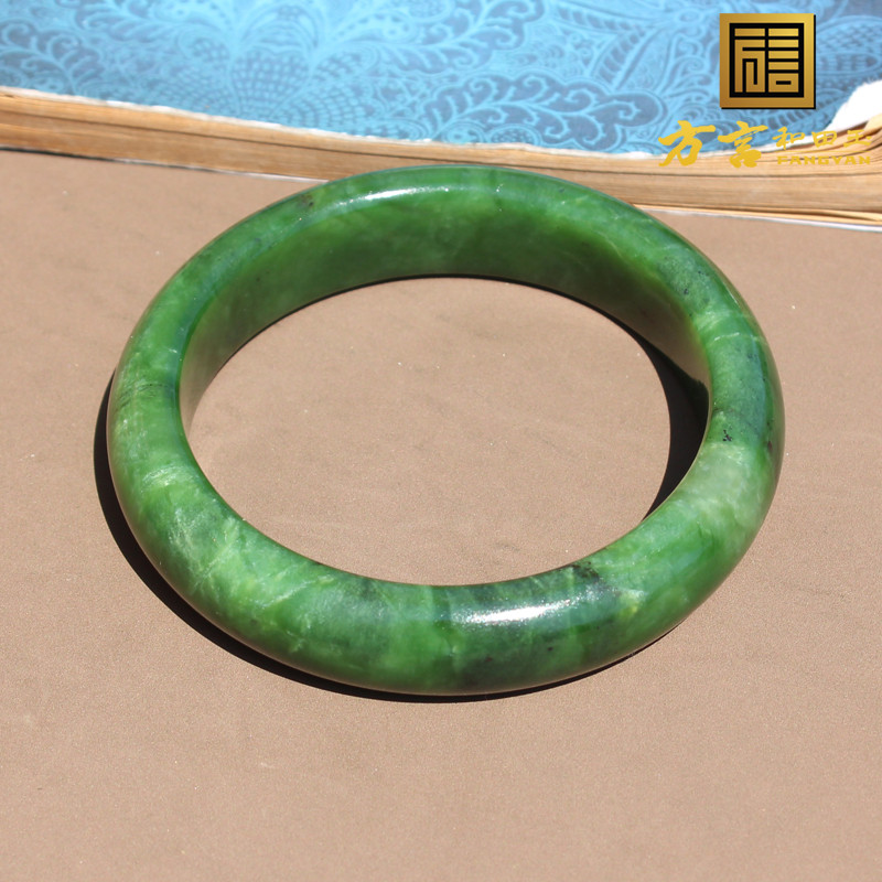 爆亏方言和田玉收藏级俄罗斯菠菜绿碧玉内径63mm女士精美手镯子O8