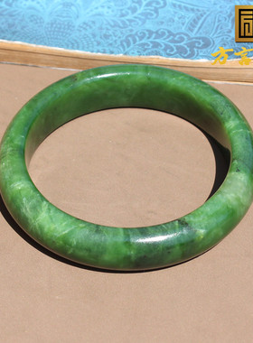 爆亏方言和田玉收藏级俄罗斯菠菜绿碧玉内径63mm女士精美手镯子O8