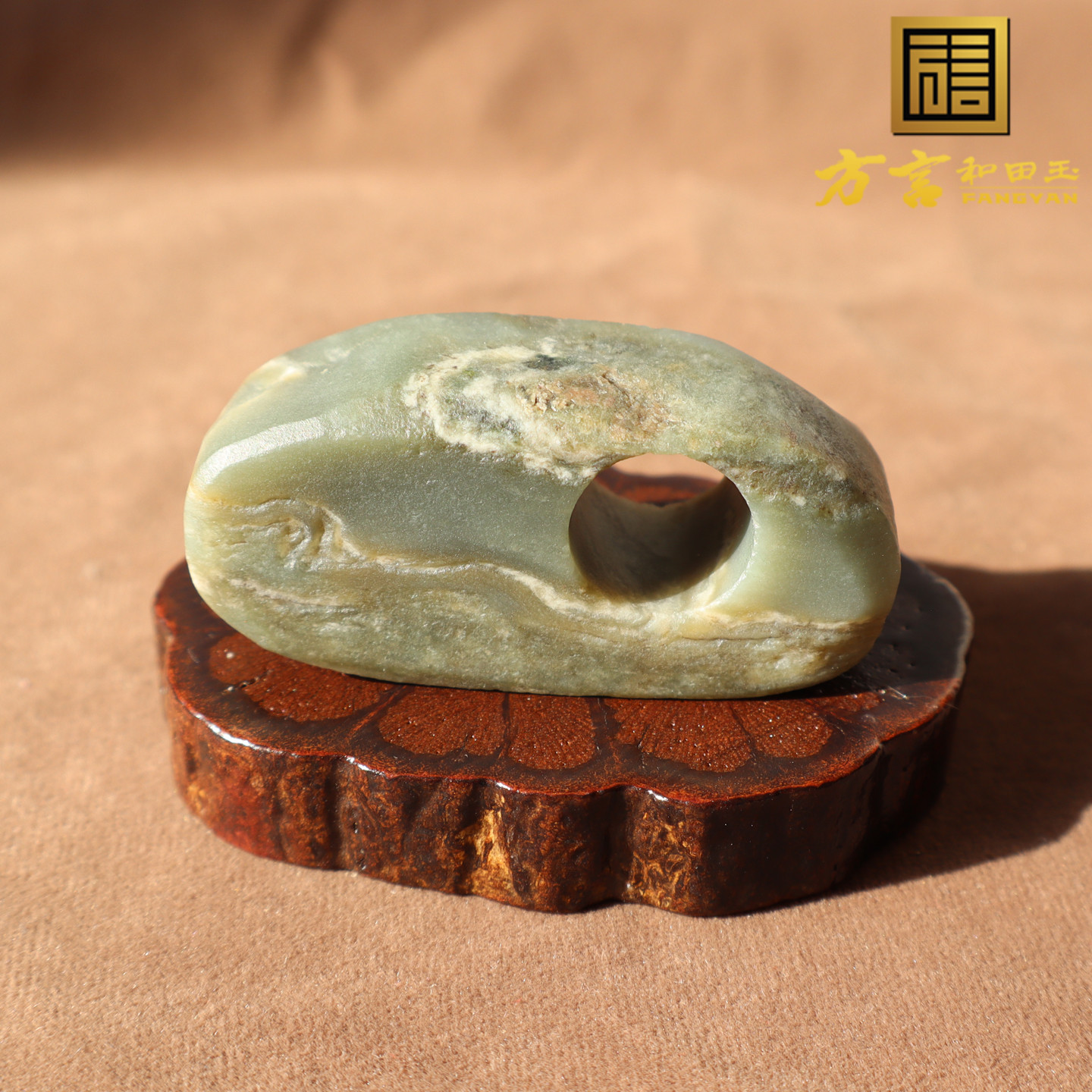 白金皮蓝玉籽料象形意境原石玩料