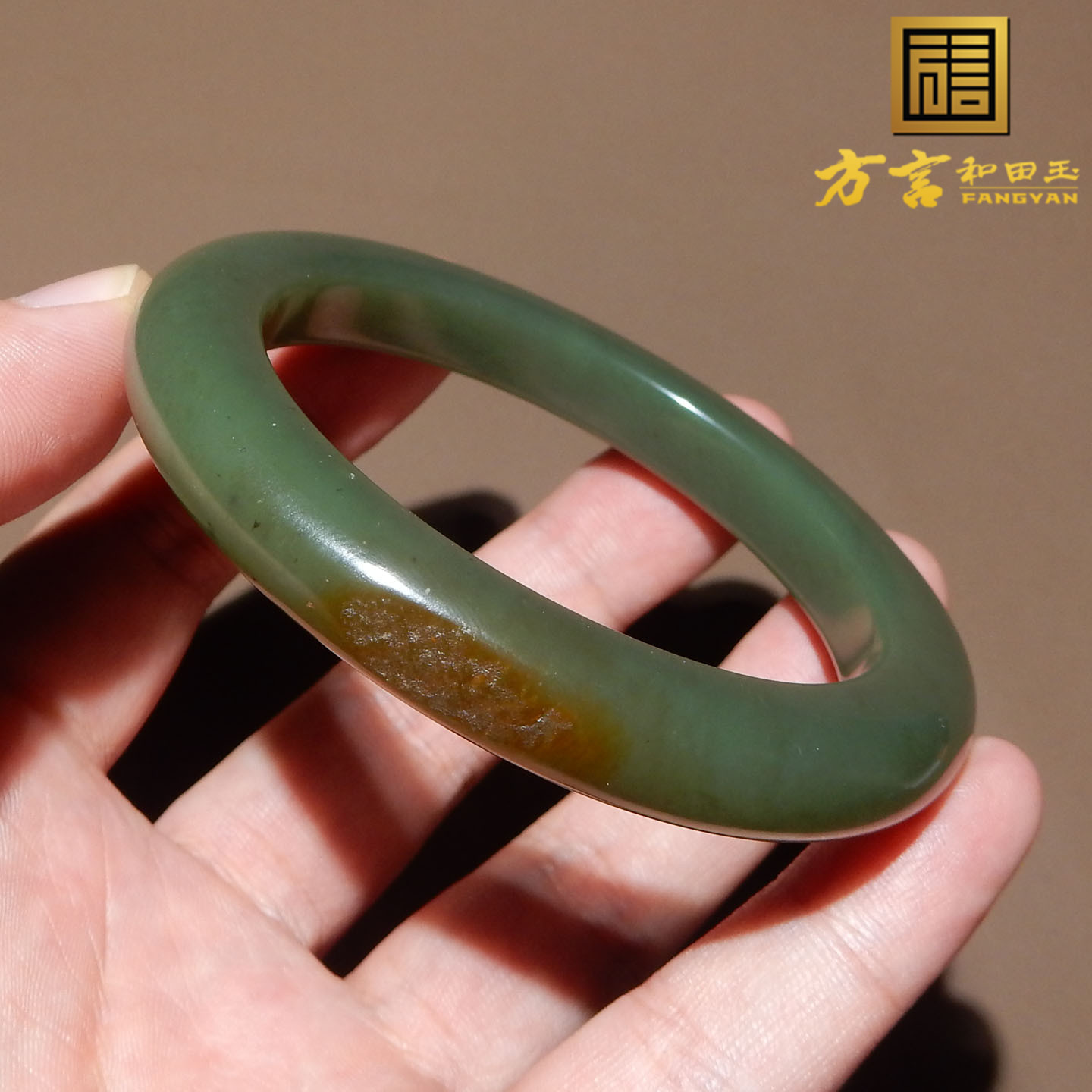 和田玉手镯有独特的色泽和质感