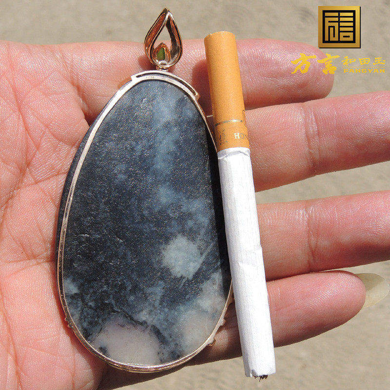 方言和田玉羊脂玉黑白分明青花墨玉籽料18K金镶玉画面玉意境吊坠F