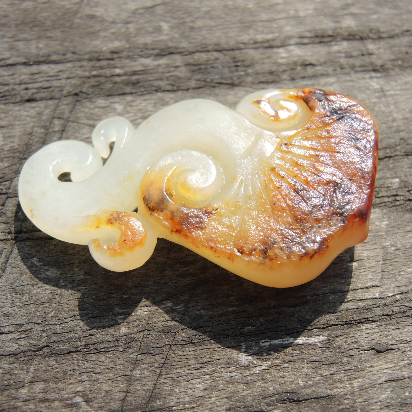 红沁皮熟黄白种白玉籽料如意吊坠