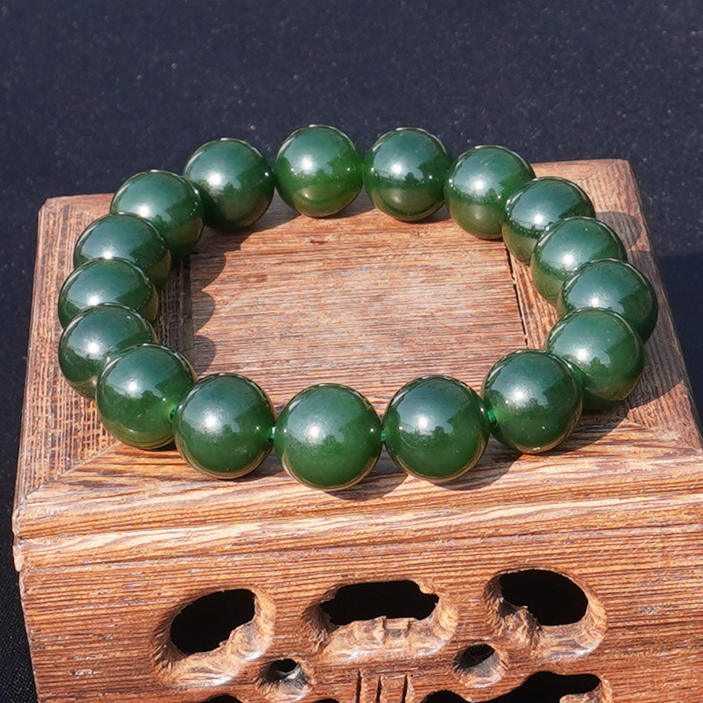 和田玉俄冰底细腻菠菜绿碧玉手串