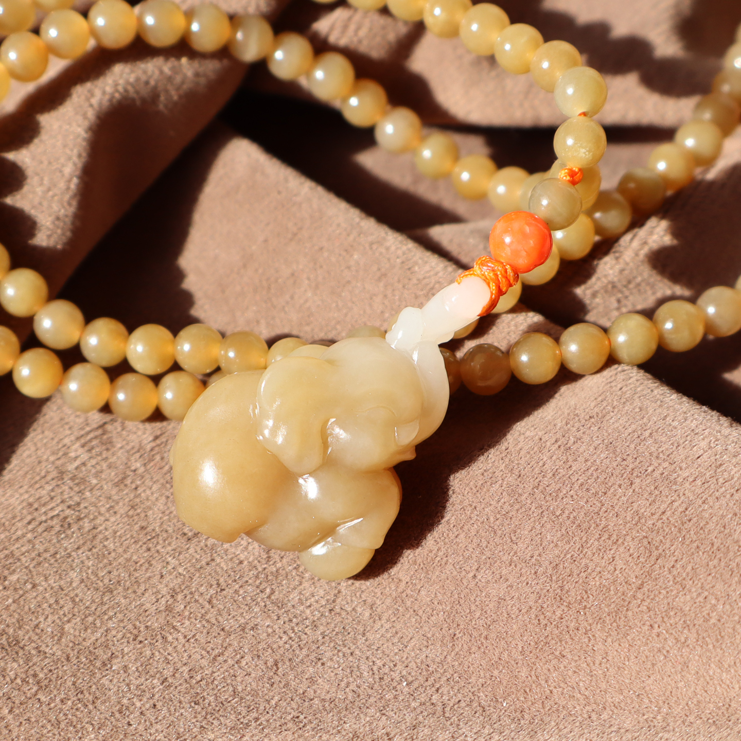 新疆且末料细腻红糖白玉大象吊坠