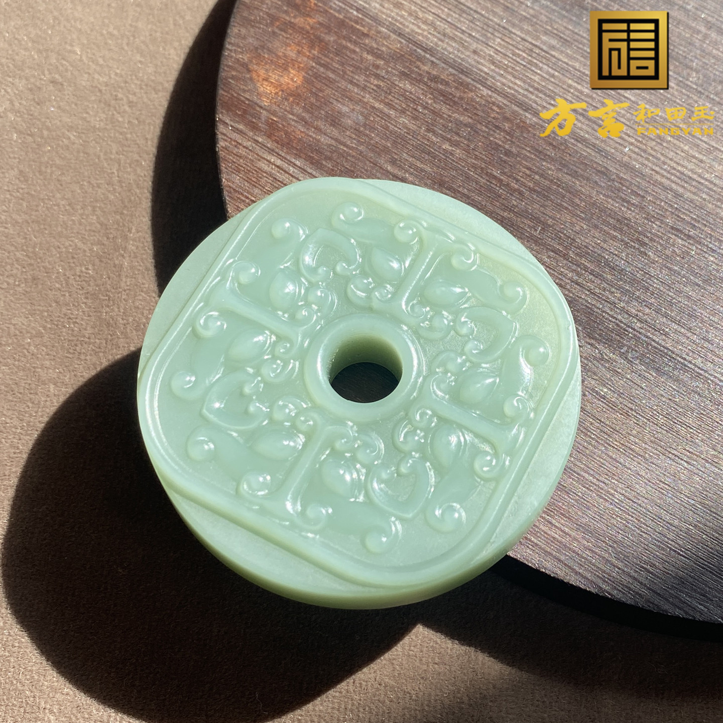 俄罗斯粉绿碧玉镯心雕平安扣吊坠