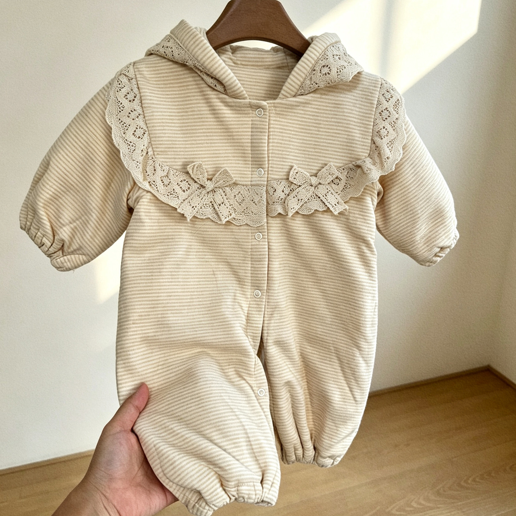 连体衣宝宝衣服保暖秋冬新生儿加厚女孩婴儿爬服外出长袖哈衣带帽