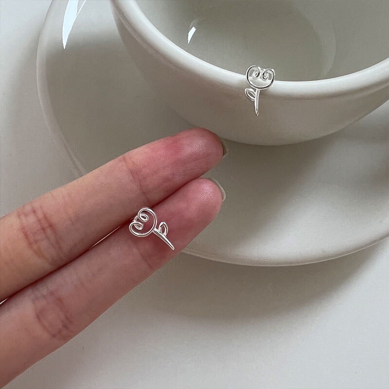 s925通体纯银极简郁金香花朵耳钉养耳洞气质淑女可爱卡通小巧耳饰
