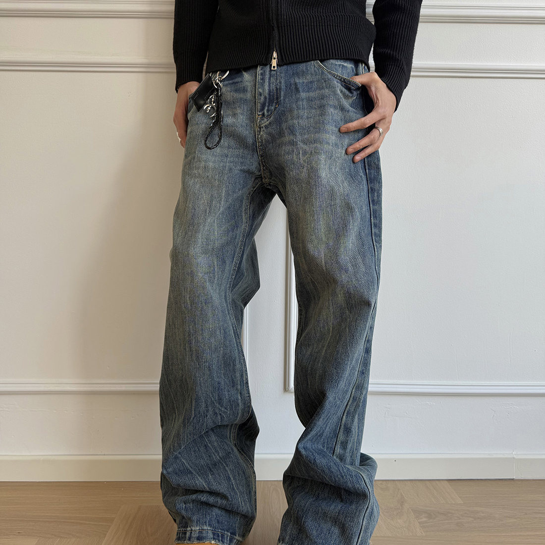 闪电裂纹做旧水洗微喇牛仔裤
