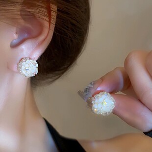 精致水晶花球耳钉女小众设计清透感气质百搭耳环女2025年新款耳饰
