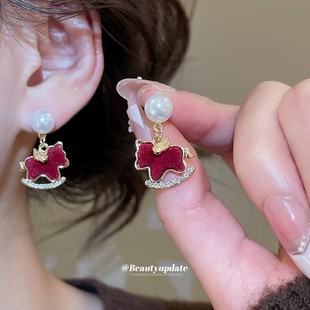 银针镶钻植绒小马珍珠耳钉复古气质本命年耳坠耳环轻奢高级感耳饰