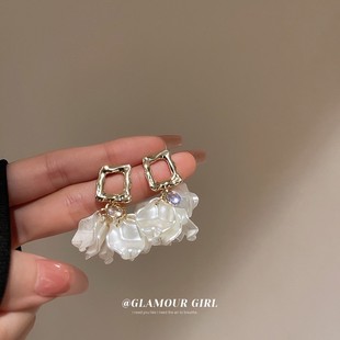 高级感耳环2025新款 气质仿珍珠度假风花瓣耳坠女春夏百搭耳饰 爆款