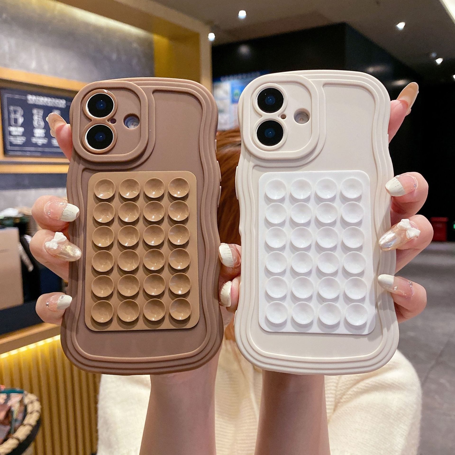 纯色简约方形硅胶吸盘支架适用17promax手机壳iPhone16pro苹果15plus超火创意13/12mini波浪气囊14全包防摔XS