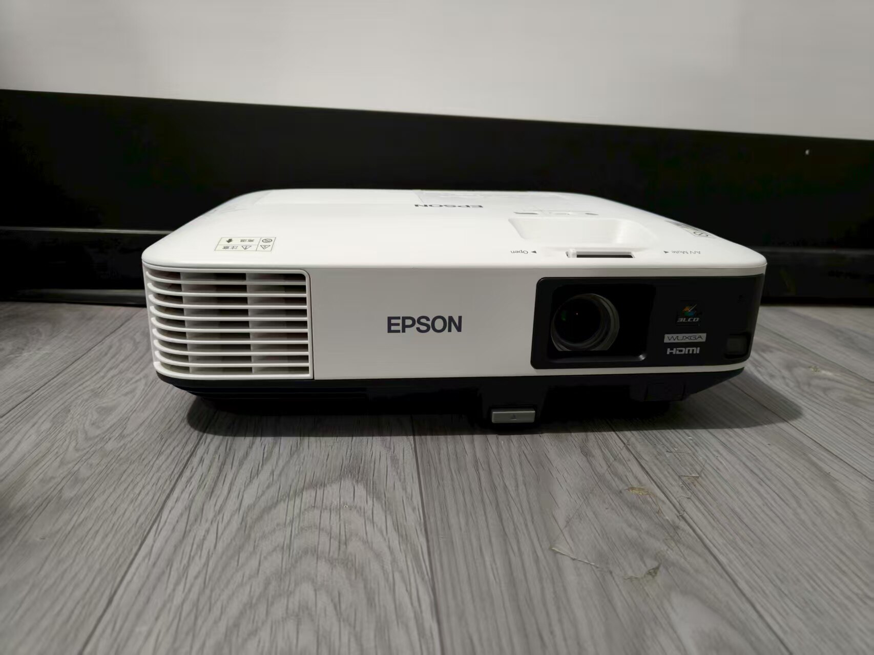 二手投影机投影机爱普生2255u高清5000流明亮度1080p1