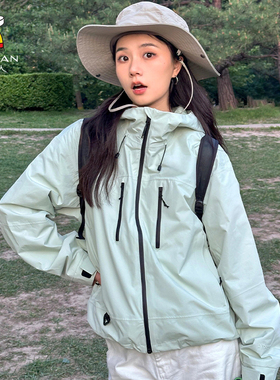 稻草人绿色单层冲锋衣女2025新款春秋户外短款小个子超好看外套男