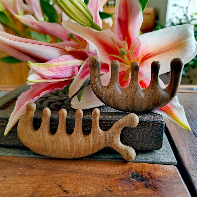 绿檀经络按摩梳头部按摩:绿檀原木颜色花纹均不同!图片仅做参考