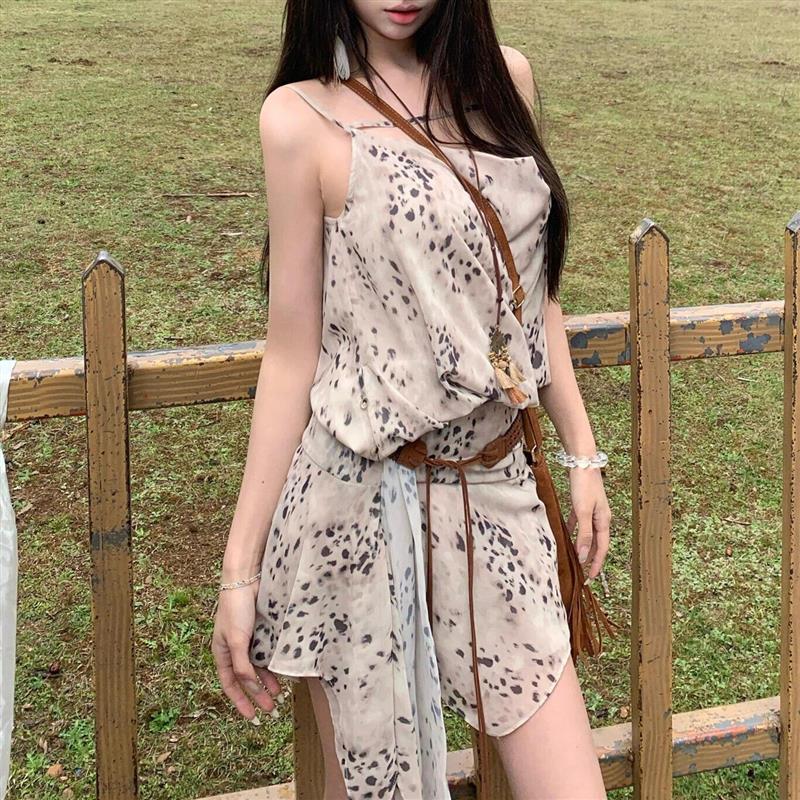 川西草原旅游穿搭高级感酷飒风荡领豹纹连衣裙设计感小众吊带短裙
