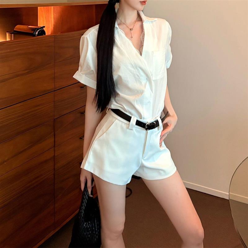 白色时尚边v领短袖衬衫女夏季度假风气质套装休闲阔腿短裤两件套