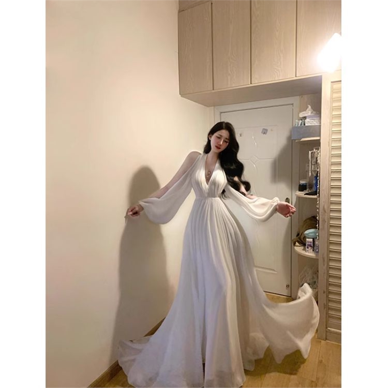 法式挂脖连衣裙女高级感绝美超仙白色晨袍晚礼服长裙气质生日裙子