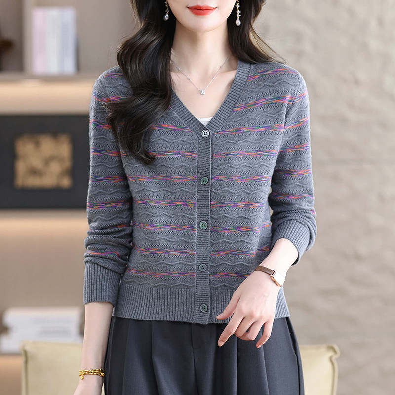 V领条纹羊毛针织开衫女春秋中年妈妈装纽扣百搭时尚短款毛衣外套