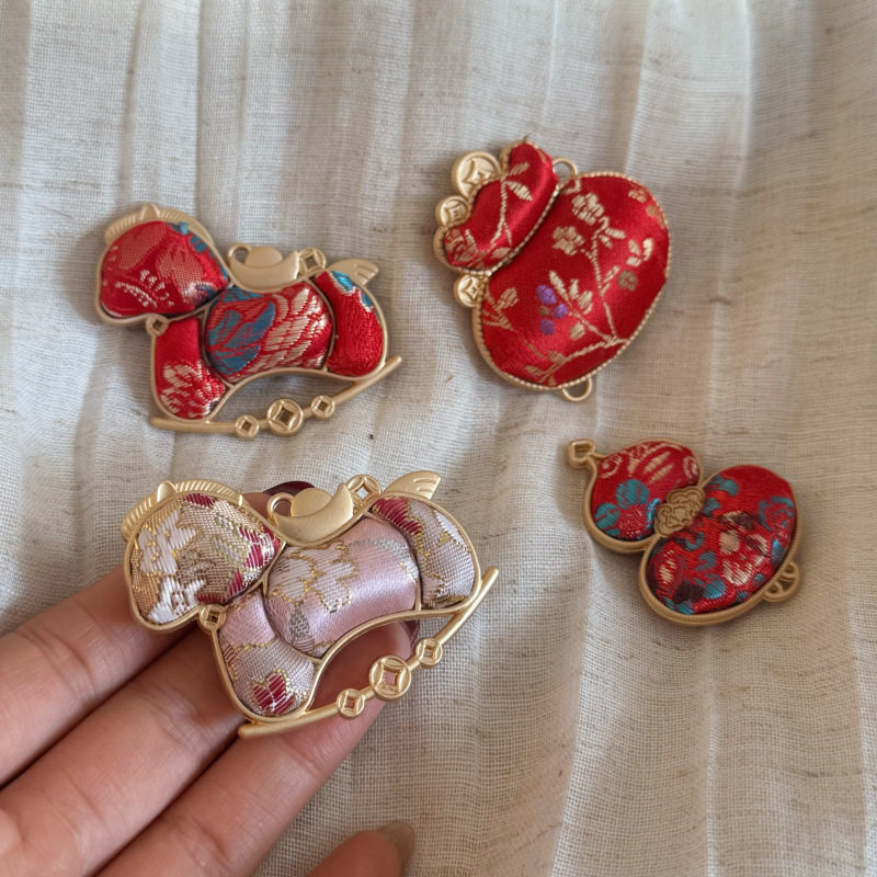 宋锦非遗红色小马发夹女侧边夹可爱新年刘海夹发卡发饰,饰品/流行首饰/时尚饰品新,发饰,淘宝优惠券,粉丝福利购,淘宝优惠卷