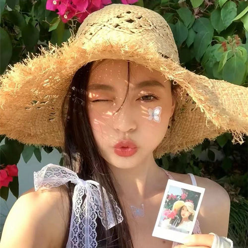 阳光透过镂空拍照好看的大沿草帽