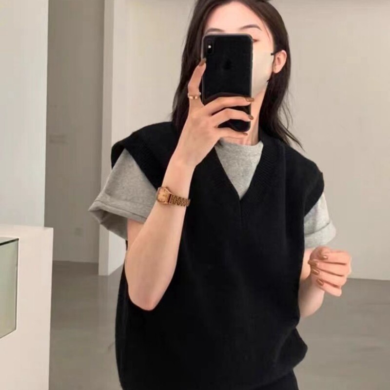 时尚洋气黑色V领羊绒马甲背心女2025春秋冬宽松短款外穿毛衣坎肩