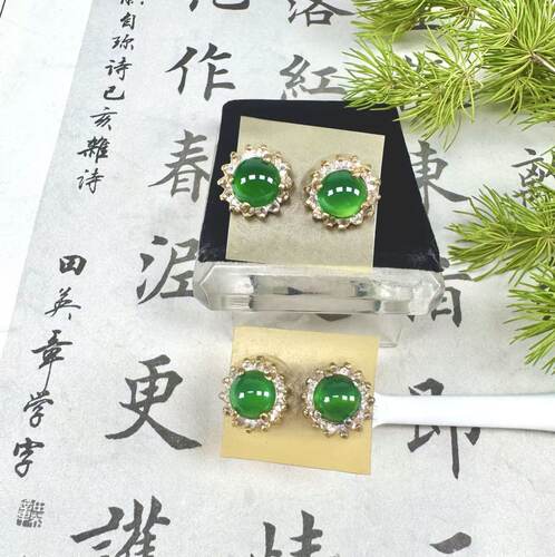 玉髓耳钉高冰帝王绿蛋面围镶锆石
