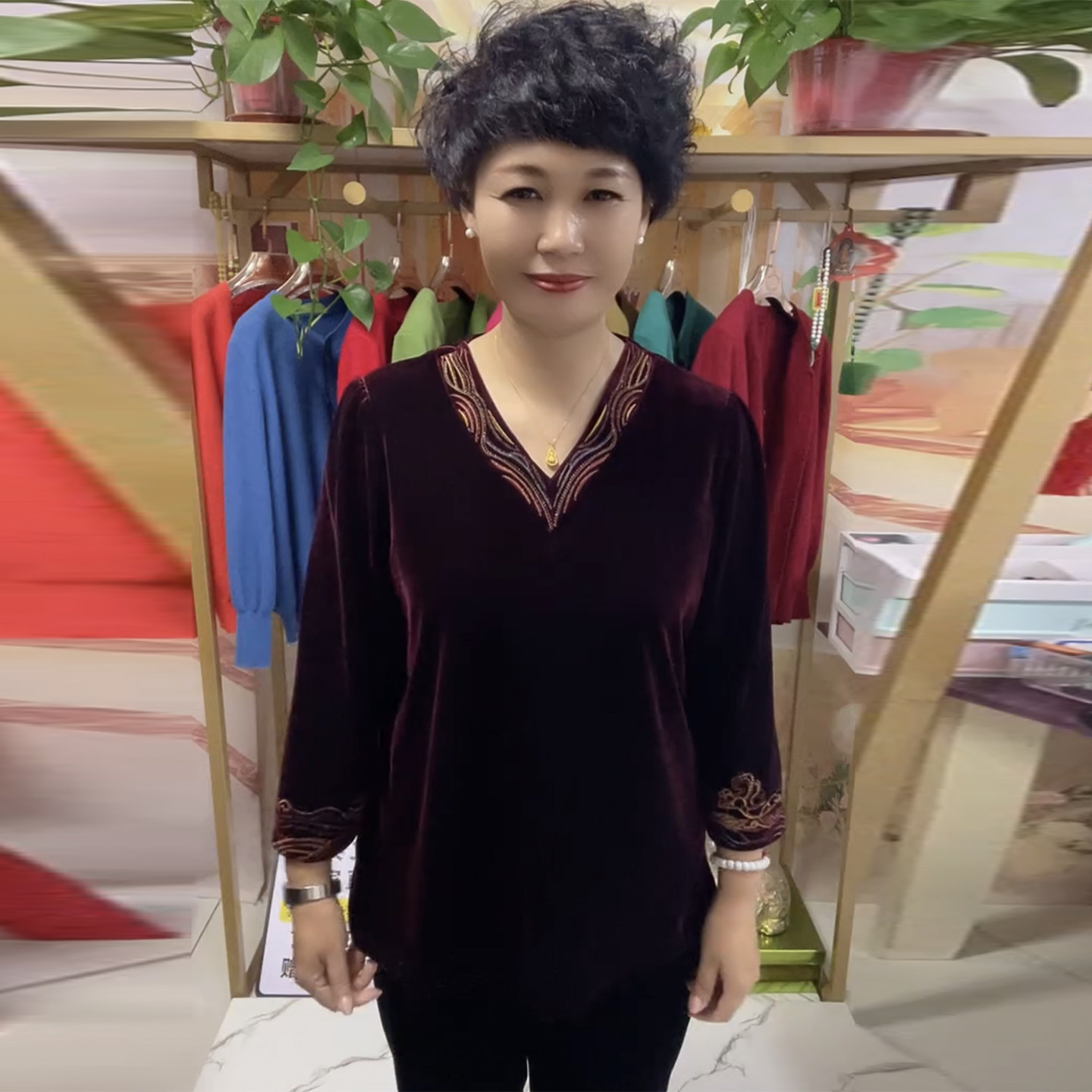 时尚妈妈丝绒小衫春装新款高品质国风刺绣V领显瘦大码九分袖体恤