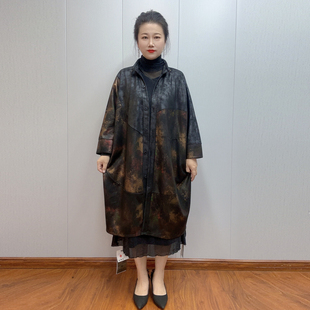 洋气中年妈妈鹿皮绒印花风衣秋季新款200斤宽松大码长款撞色外套