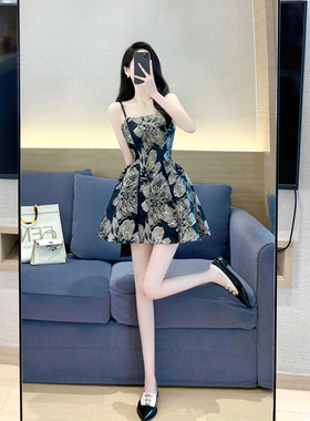 吊带裙女夏季2024新款高级感浮雕提花法式复古修身收腰a字连衣裙