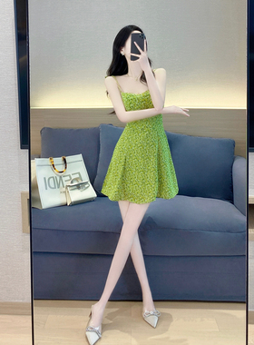 绿色碎花连衣裙女夏2024新款气质名媛收腰显瘦甜美茶歇法式吊带裙