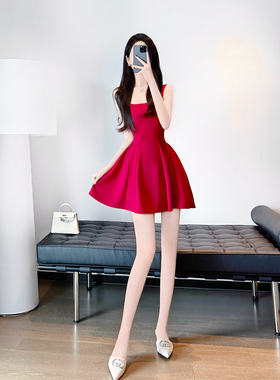 红色吊带裙夏季2024新款女高级感法式气质名媛收腰显瘦方领连衣裙