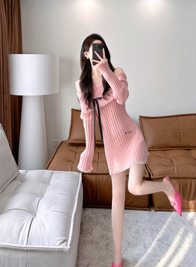 粉色针织连衣裙女秋冬2023新款气质名媛甜美收腰显瘦一字肩打底裙