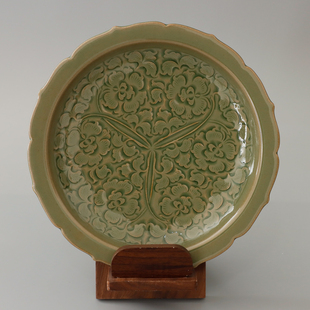 耀州窑青瓷橄榄青釉原矿高温全手刻三交枝牡丹零食盘水果大赏盘