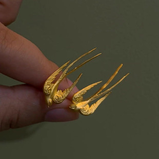 纷纷燕耳钉沙金耳环新中式国风雕花錾刻立体飞鸟燕归来双飞燕耳饰