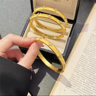 高级感金色丝绒拉丝工艺点钻手镯复古国风卡扣式质感闪钻镯子精致